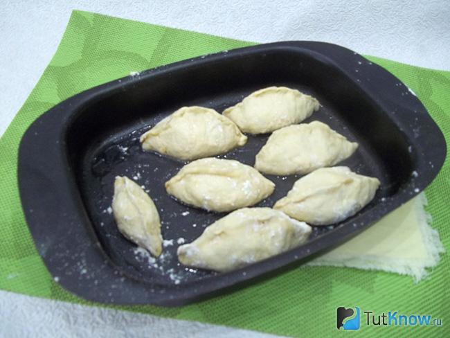 Булочки выложены на противень