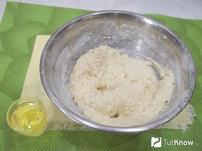 Тесто вымешано и влито масло