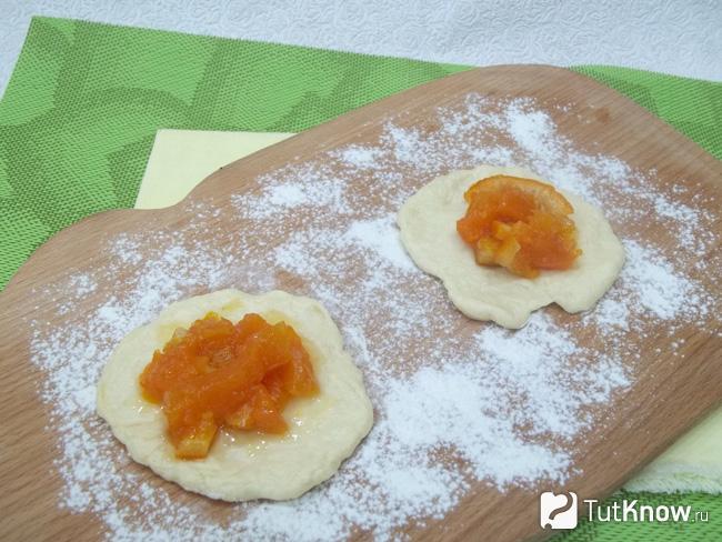 На лепешки выложено варенье
