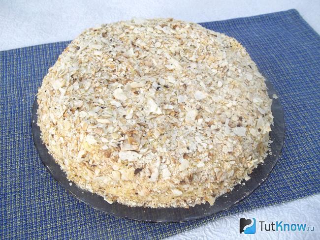 Торт присыпан крошкой