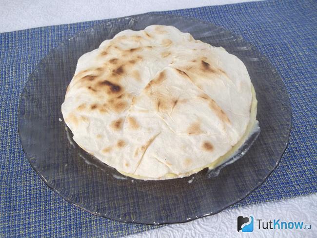 Коржи лаваша прослаиваются кремом