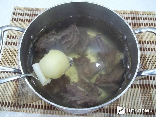 Из бульона извлечена луковица