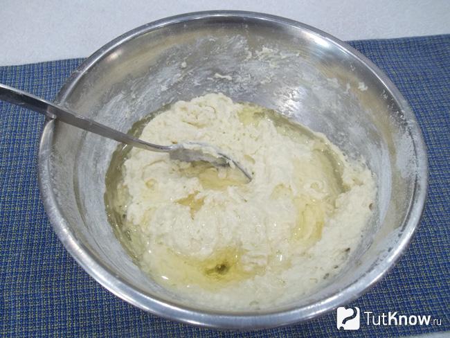 Добавлена мука, замешено тесто и влито масло