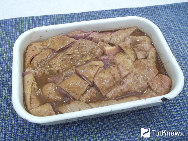 Утка выложена в емкость и залита маринадом
