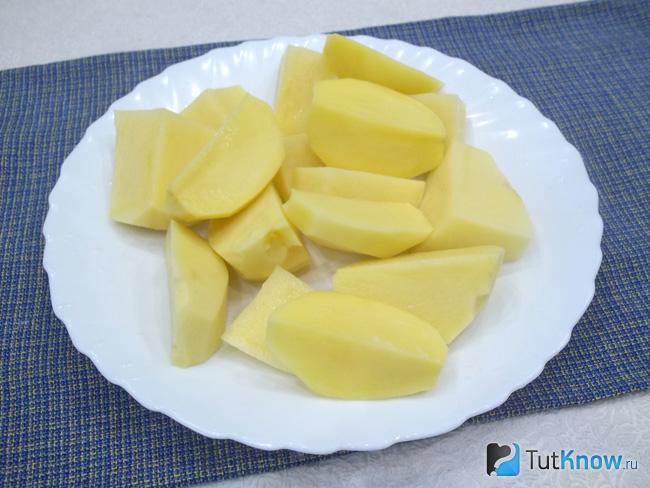 Картофель нарезан
