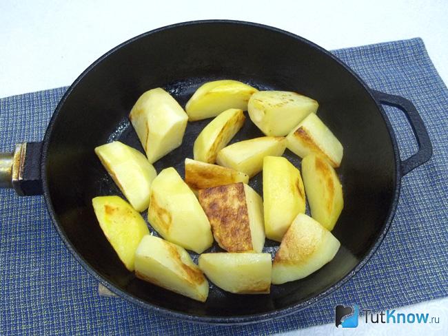Картофель жарится