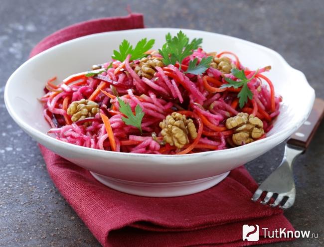 Салат из фиолетовой моркови с орехами