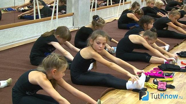 Проведение растяжки в секции по художественной гимнастике