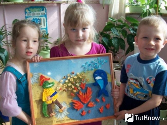 Трое деток представляют готовую аппликацию