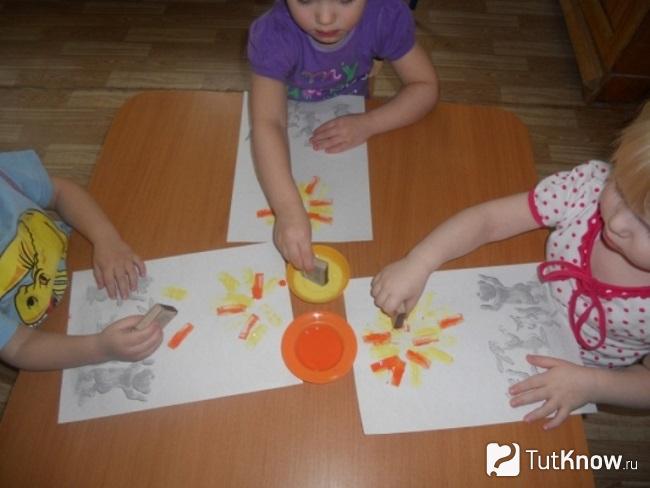 Трое деток рисуют