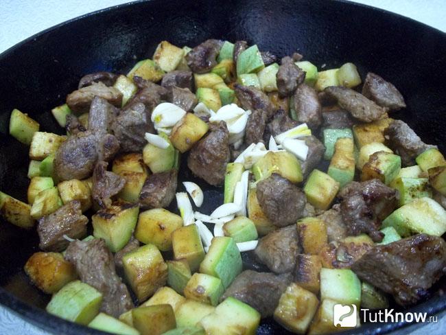 Мясо с кабачками жарится