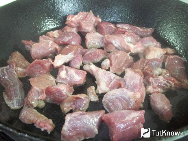Мясо жарится