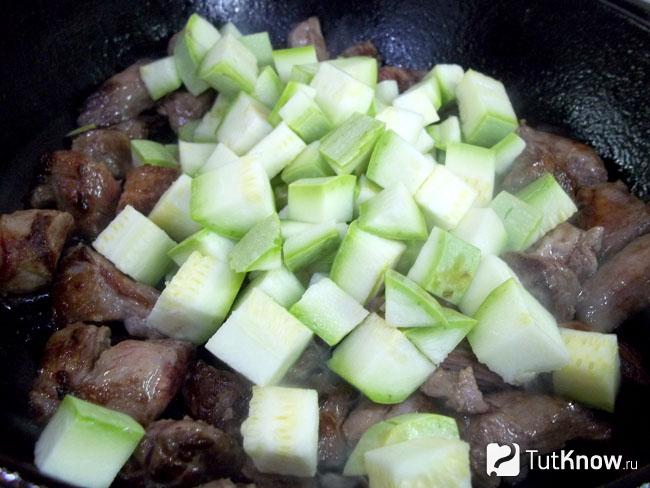 кабачки нарезаны и добавлены к мясу