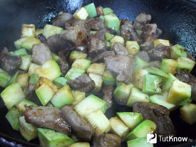 Мясо с кабачками жарится