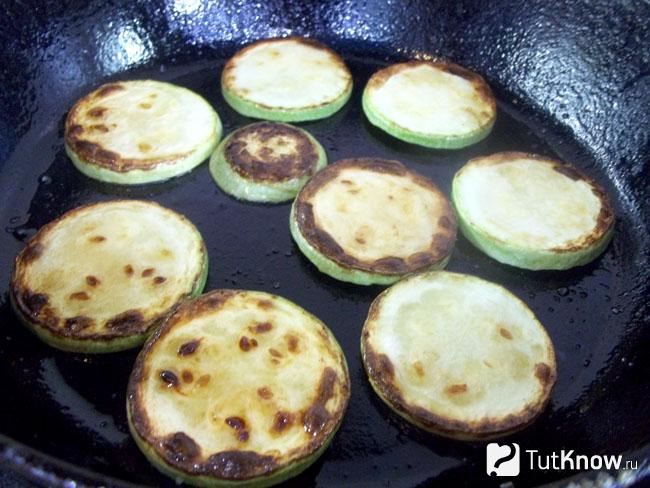 Кабачки жарятся