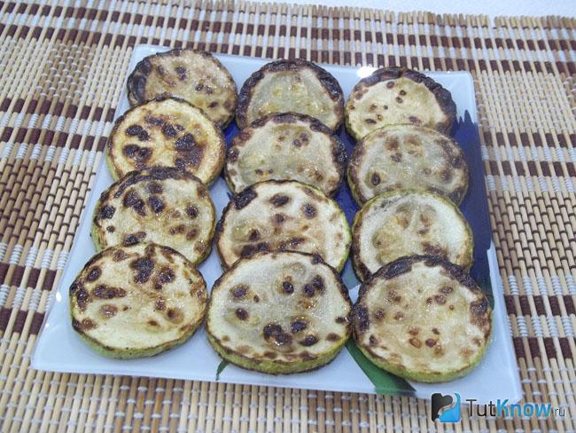 Кабачки выложены на блюдо