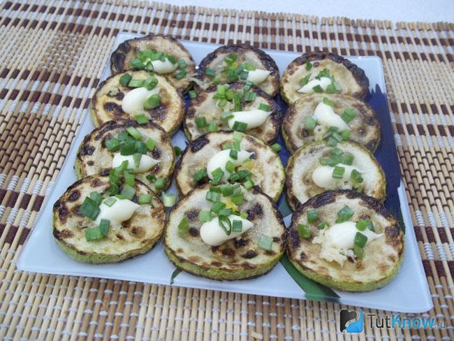 Кабачки присыпаны луком