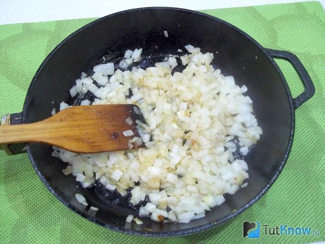 Лук жарится