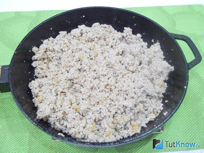 Мясной фарш тушится с луком