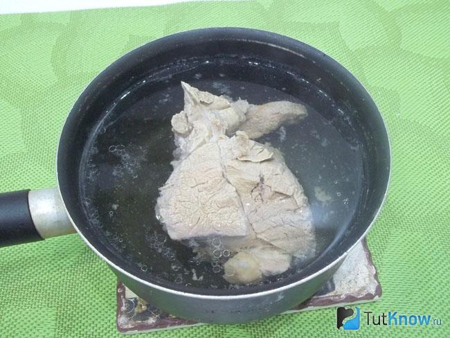 Мясо варится