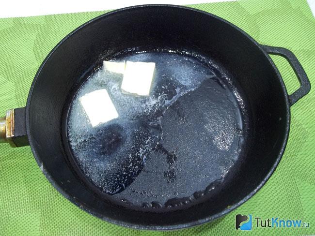 Масло растоплено в сковороде