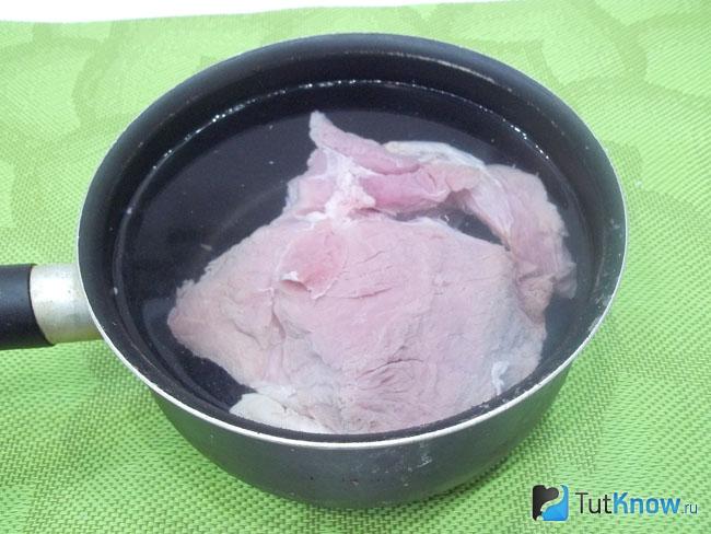 Мясо варится