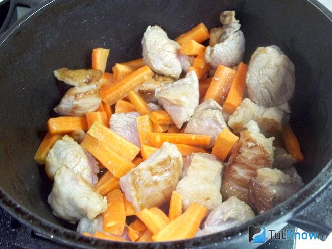 К мясу добавлена морковь