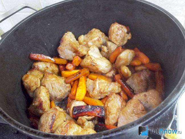 Мясо жарится с морковью