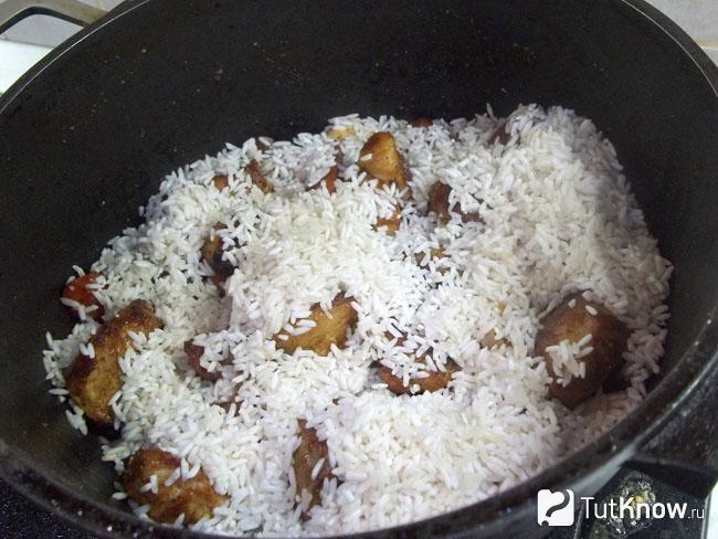К мясу насыпан рис
