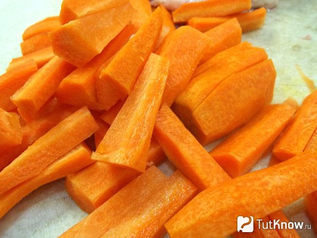 Морковь нарезана брусками