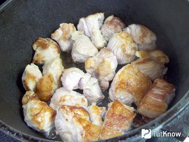 Мясо жарится