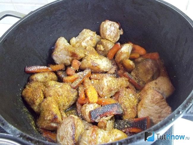 Мясо с морковью приправлено специями