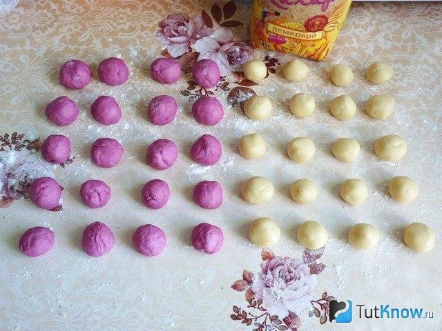 Розовое и белое тесто, скатанное в шарики