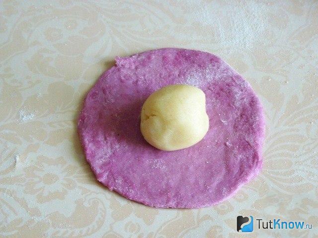 Шарик из белого теста на заготовке из розового теста