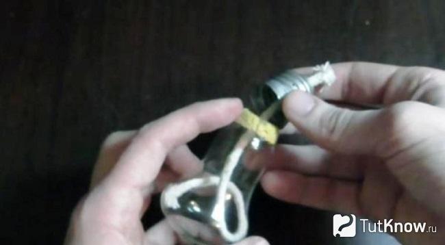 Приклеивание цоколя к лампе