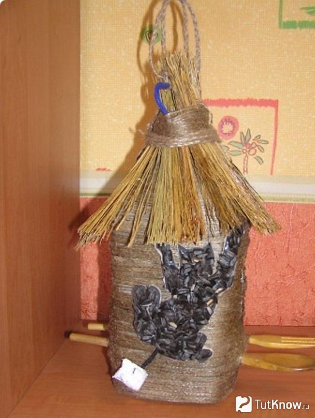 Украшенный семенами скворечник