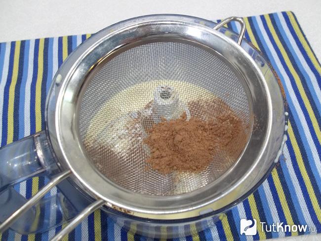 К молочным продуктам насыпан порошок какао