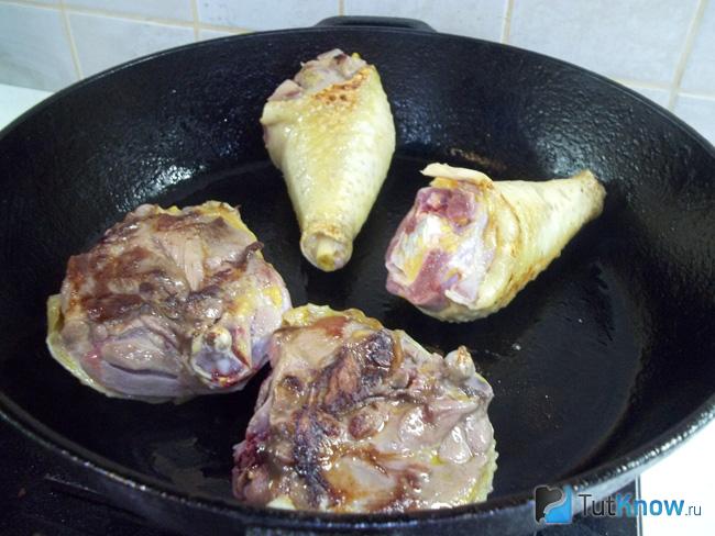 Курица жарится в сковороде