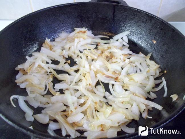 Лук жарится в сковороде