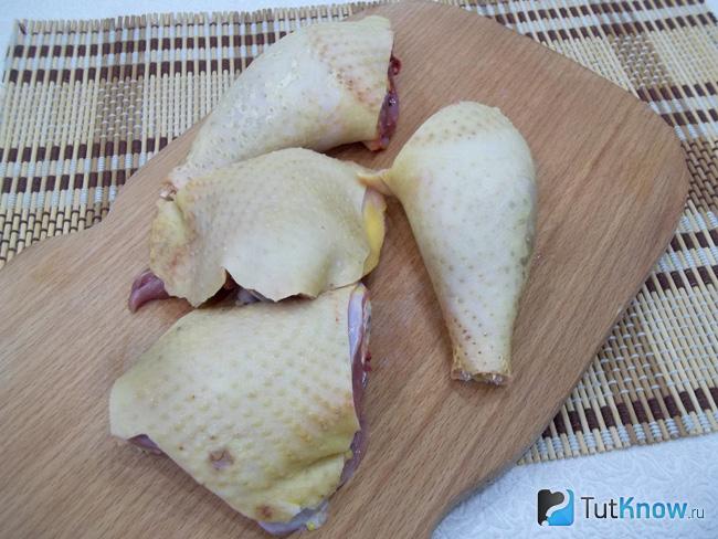 Куриные бедра нарезаны