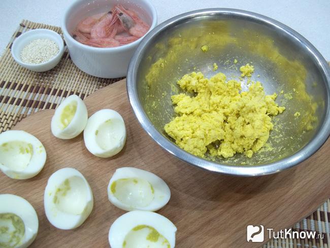 Желтки вымешаны с маслом