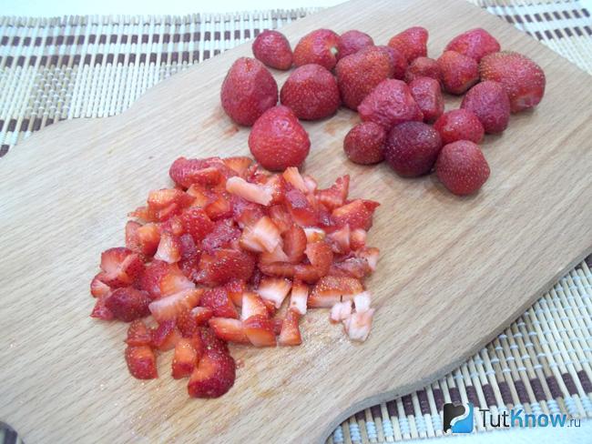 Клубника очищена и нарезана