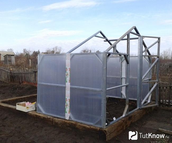 Обшивка каркаса теплицы из профиля поликарбонатом