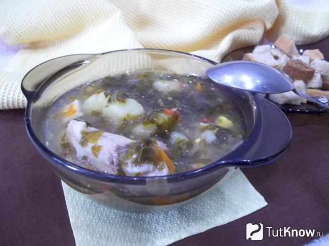 Готовый щавелевый суп с курицей