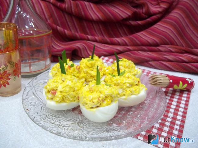 Готовые фаршированные яйца крабовыми палочками