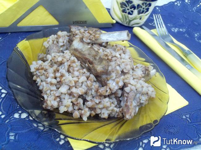 Готовые ребрышки ягненка тушеные с гречкой