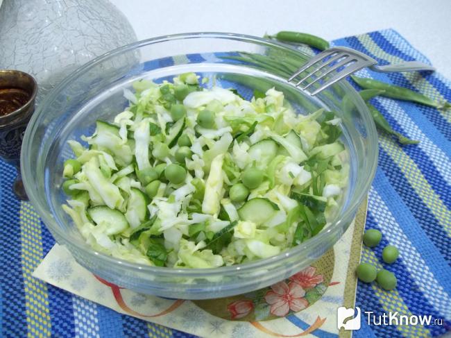 Готовый салат из капусты и горошка