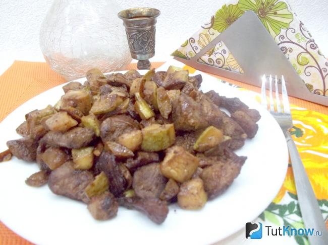 Готовые жареные кабачки со свининой