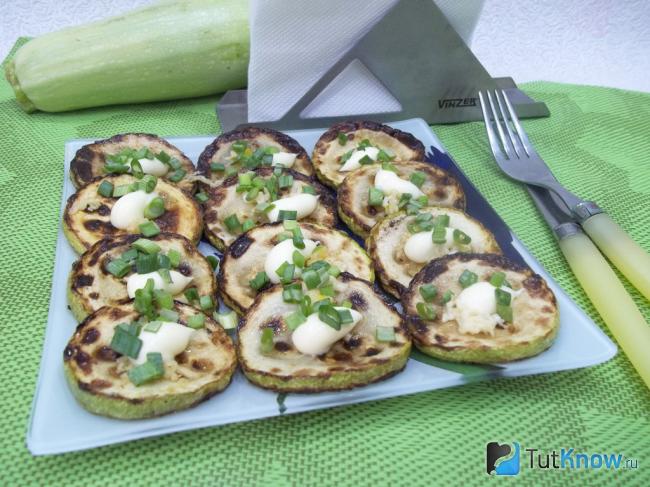 Готовые жареные кабачки с луком