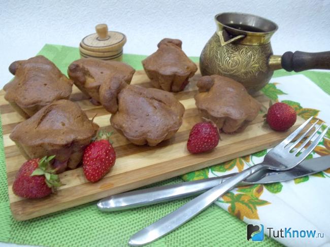 Готовые клубничные кексы на молоке
